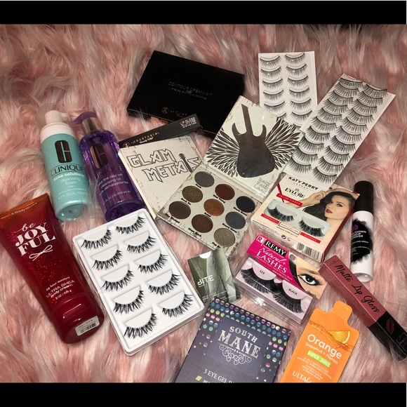 Makeup bundle FREE GIFT WITH PURCHASE - Picture 2 of 4